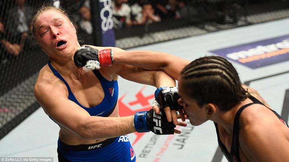 Petarung Mixed Martial Arts (MMA) wanita, Amanda Nunes, mampu mengalahkan mantan ratu divisi kelas bantam, Ronda Rousey hanya dalam waktu singkat. Copyright: © dailymail